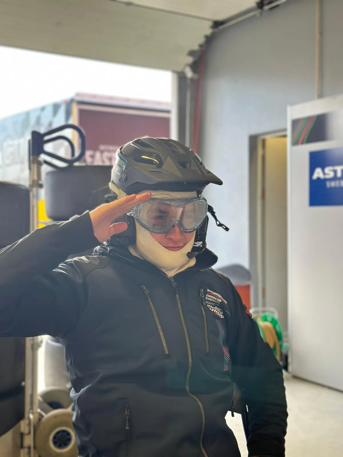 Refuelling kit worn in the garage: helmet, goggles and fireproof overalls